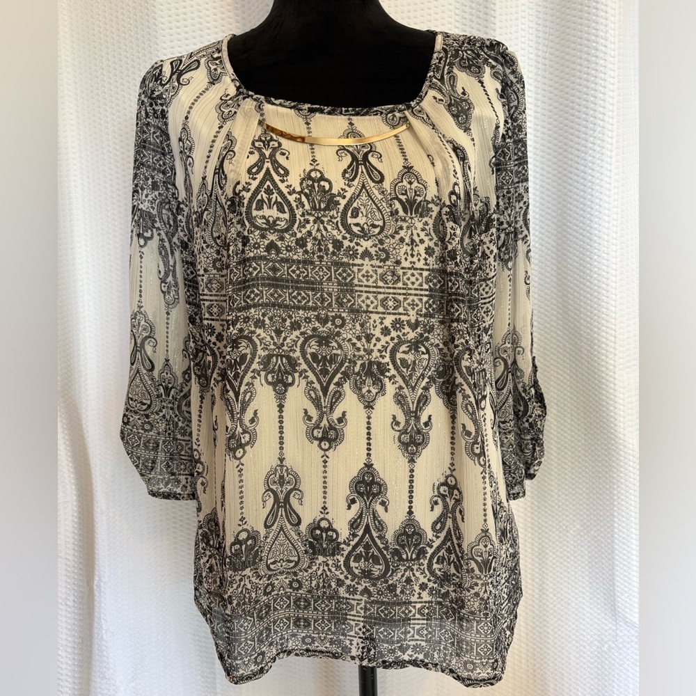 Roz & Ali black & white print 3/4 sleeve blouse with silver necklace size medium